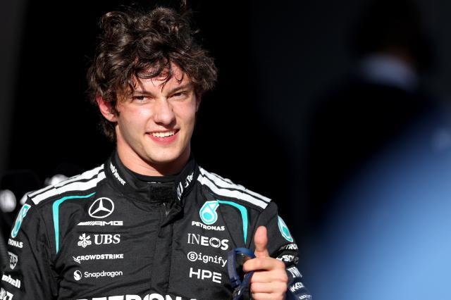 篮球直播-F1中国站安东内利创最年轻杆位纪录 梅奔包揽头排